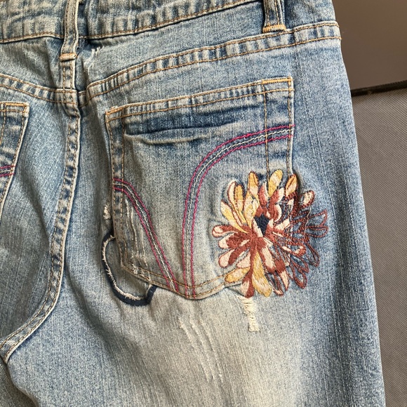 YOUNIQUE  distressed embroidered  front and back flare high waist - Picture 2 of 9